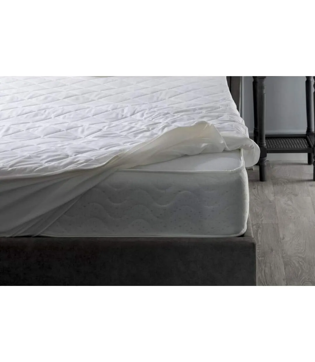 Hotel suite quilted mattress protector 200cm x 200cm white Belledorm